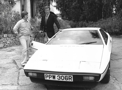 Interview mit Roger Moore auf Sardinien anlässlich der Dreharbeiten zum James Bond-Film &quot;Der Spion, der mich liebte&quot;. Der Lotus Esprit spielte eine Rolle als U-Boot.