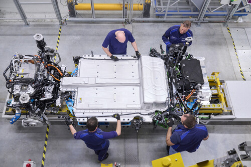 Montage von Kühlwasserleitungen für die Motor-Getriebeeinheit des BMW iX1 im Werk Regensburg.