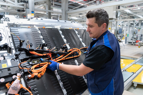 Fertigung von Hochvoltbatterien im BMW-Werk Regensburg.