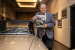 Norbert Haug zeigt den Bildband „Cars & Carpet“.