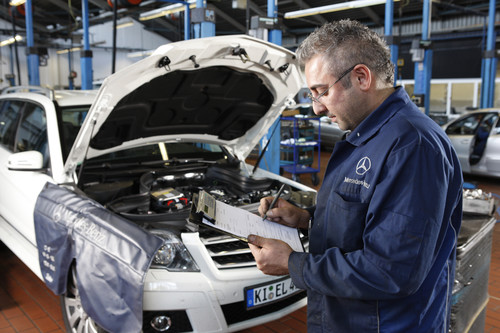 Service in einer Mercedes-Benz-Werkstatt.