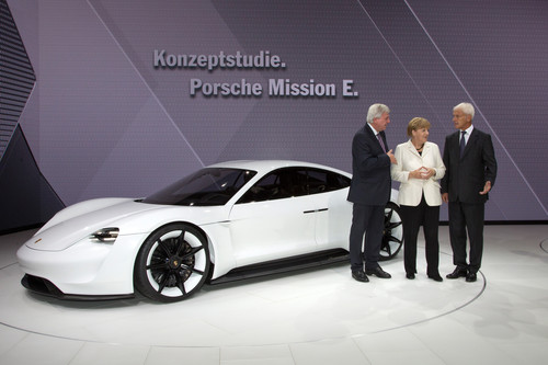 IAA 2015 (v.l.): Hessens Ministerpräsident Volker Bouffier, Bundeskanzelrin Merkel und Porsche-Boss Matthias Müller an der Konzeptstudie Mission E.