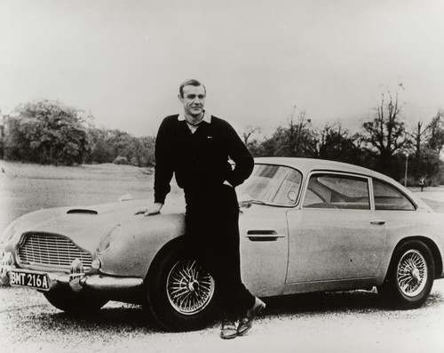 Sean Connery mit Aston Martin DB 5 (1964).