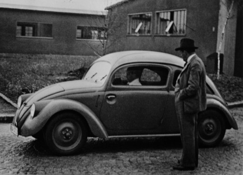 Ferdinand Porsche an einem Käfer-Prototyp (1937).