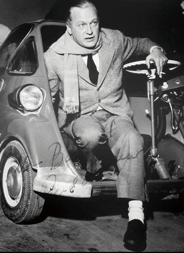 Curd Jürgens Werbeträger für die BMW Isetta (1955).