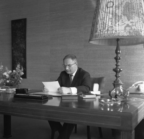 Paul G. Hahnemann 1968 in seinem Büro im BMW-Werk, München.