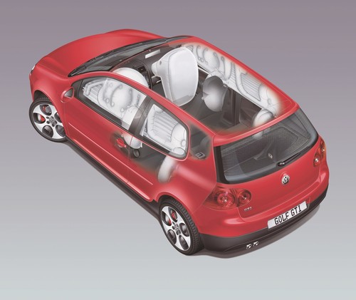 Airbagsystem im Volkswagen Golf GTI (2004).