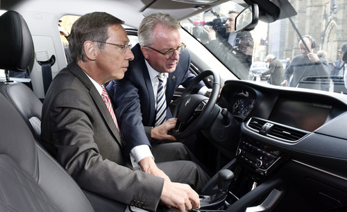 Vorstandschef Ulrich Walker zeigt Bremens Bürgermeister Carsten Sieling den Borgward BX7.