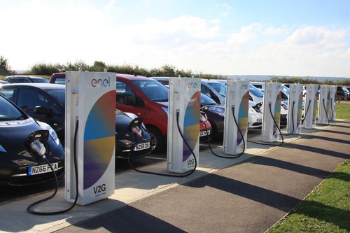 Vehicle-to-Grid-Ladestationen am europäischen Forschungs- und Entwicklungszentrum von Nissan im britischen Cranfield.