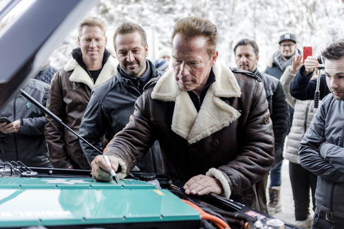 Mercedes-Benz G-Klasse von Kreisel Electric: Arnold Schwarzenegger signiert das erste Exemplar.