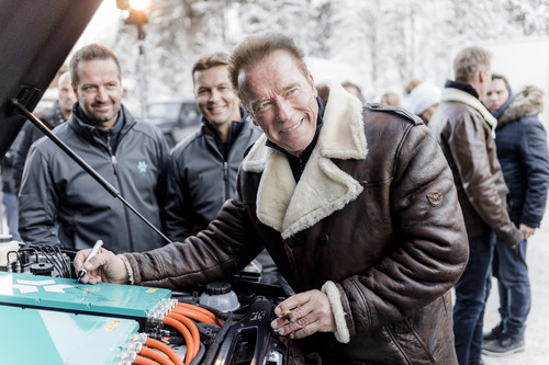 Mercedes-Benz G-Klasse von Kreisel Electric: Arnold Schwarzenegger signiert das erste Exemplar.
