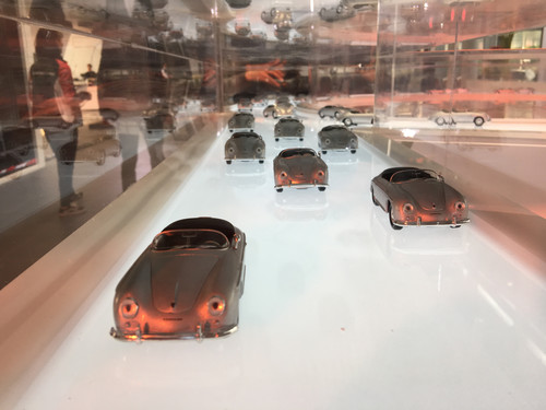 Porsche Experience Center in Shanghai: Modelle hinter Glasscheiben.