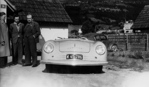 Ferdinand Porsche (von rechts nach links) und Ferry Porsche neben dem Porsche Prototyp &quot;Nummer 1&quot; in Gmünd.