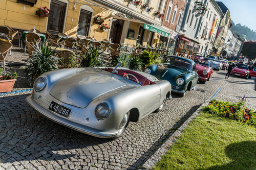 Porsche &quot;Nummer 1&quot; mit historischen und gegenwärtigen Modellen vor dem Start in Gmünd.