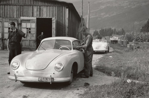 Porsche 356 auf dem alten Produktionsgelände in Gmünd.