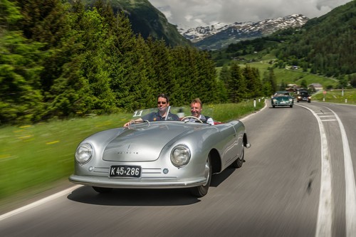 Porsche &quot;Nummer 1&quot; mit historischen und gegenwärtigen Modellen.