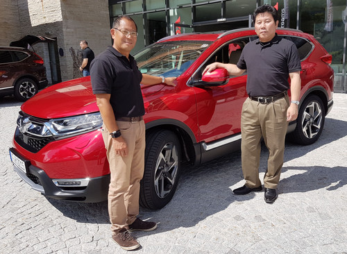 Hiromichi Tsushima und Kotaro Yamamoto (links) vor dem neuen Honda CR-V.