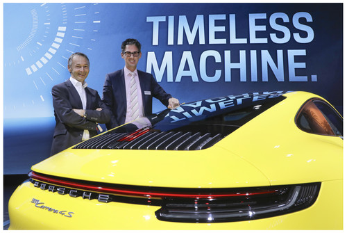 August Achleitner (l.) und Dr. Frank-Steffen Walliser (r.) am neuen Porsche 911.
