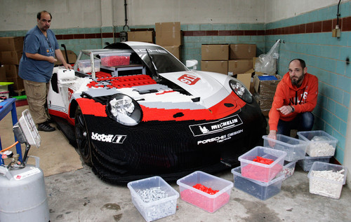 Axel Al-Rubaie (links) und Pascal Lenhard bauen einen halben Porsche 911 RSR aus Lego, die andere Hälfte stammt vom Originalfahrzeug.