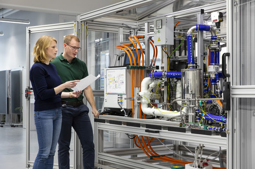 Bosch steigt in die Serienfertigung von Brennstoffzellen für Lkw und Pkw ein: Laboraufbau.
