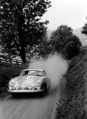 Internationale Österreichische Alpenfahrt 1958: Porsche-Rennfahrer Ernst Kraus pilotiert den Porsche Typ 356 A 1500 GS Carrera Speedster.