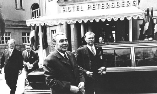 Auf dem Petersberg: Leonid Breschnew (2.v.r) und Bundeskanzler Willy Brandt (l). (1973).