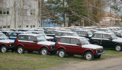Die vorerst letzten Lada in Deutschland warten auf ihre Auslieferung.