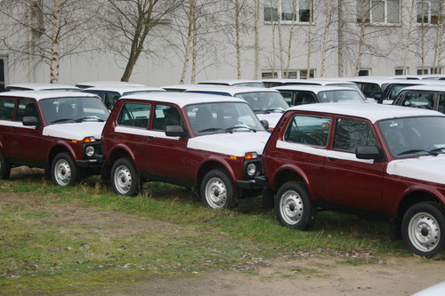Die vorerst letzten Lada in Deutschland warten auf ihre Auslieferung.
