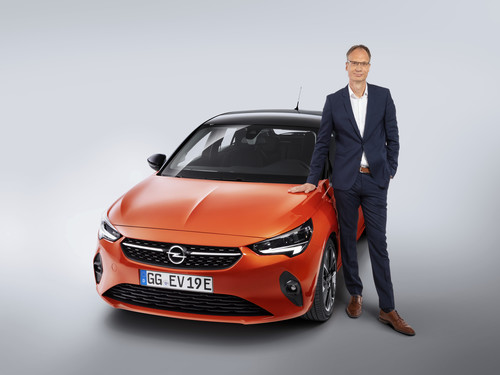 Opel-Chef Michael Lohscheller mit dem Corsa-e.