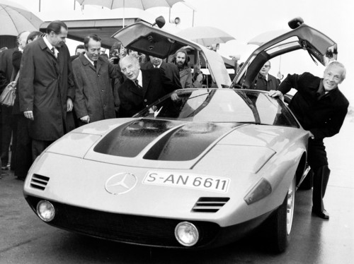 Bundespräsident Walter Scheel besuchte am 30. Oktober 1974 die Daimler-Benz AG in Stuttgart. Vorstandsmitglied Prof. Dr. Hans Scherenberg (r.) fuhr mit ihm eine Versuchsrunde auf dem Untertürkheimer Testgelände im Mercedes-Benz C 111-II (1970).