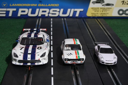 Die drei gängigsten Slotcar-Maßstäbe (v.l.): Dodge Viper von Scaleauto (1:24), Ford Escort RS 1600 von Scalextric (1:32) und Porsche 911 von Carrera Go (1:43). 