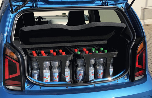 Volkswagen e-Up: Koffer fasst 16,8 Liter Mineralwasser, wenn man die Kisten vorsichtig reinzirkelt.
