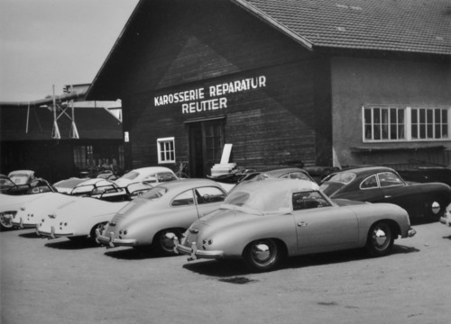Teil der Firma Reutter auf dem heutigen Porsche-Gelände Werk 2, vorn 356 Cabriolet, dahinter 356 Coupé und 356 Speedster, alle 1955.