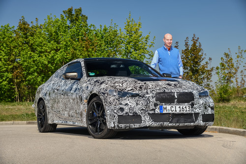 BMW 4er Coupé im Tarnkleid und unser Autor Jens Meiners.