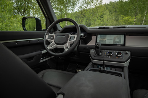 Land Rover Defender 110.