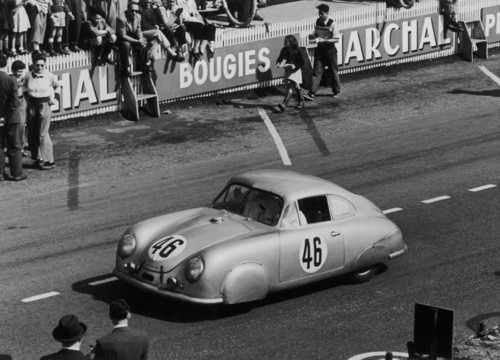 Le Mans 1951: Auguste Veuillet und Edmond Mouche erreichten mit dem Porsche 356 SL 1100 bei dem ersten Einsatz eines Porsche in Le Mans den Sieg in der Klasse bis 1100 Kubikzentimeter Hubraum.