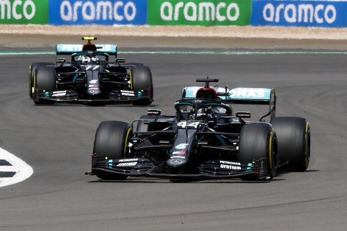Lewis Hamilton Valtteri Bottas beim Großer Preis von Großbritannien 2020. 