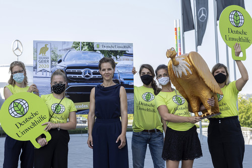 Barbara Metz, stellvertretende DUH-Geschäftsführerin, und einige Mitstreiterinnen mit dem „Goldenen Geier 2020“ für den Mercedes-Benz GLS.
