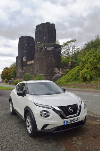 Unterwegs mit dem Nissan Juke: Auf dem Weg ins Ahrtal stehen die Reste der Brücke von Remagen.