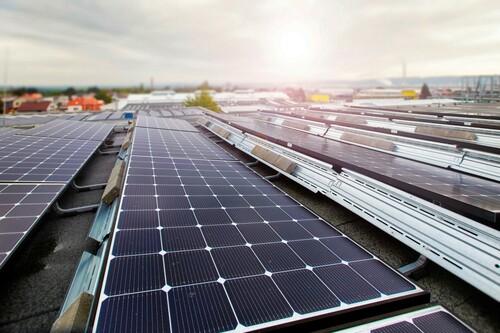 Solaranlage auf den Dächern des Skoda-Servicezentrums in Kosmonosy.