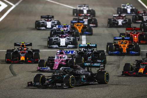 Mercedes-AMG-Pilot Lewis Hamilton (vorne) gewann den Grand Prix von Bahrain 2020.
