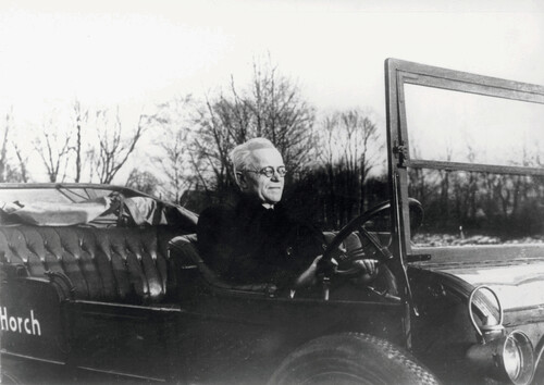 August Horch in den 30er Jahren, fotografiert in einem seiner ersten Autos, einem Modell 23/40 PS von 1906.
