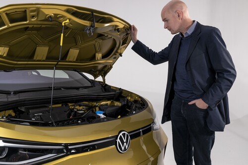 Auto-Medienportal-Chefredakteur Jens Meiners wirft einen Blick unter die Haube des VW ID 4.