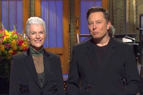 Elon Musk mit seiner Mutter in der NBC-Unterhaltungssendung „Saturday Night Live“.