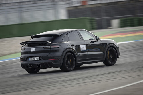 Porsche-Markenbotschafter Walter Röhrl hat mit dem noch leicht getarnten Prototyp des neuen Cayenne-Spitzenmodells mehrere Testrunden auf dem Hockenheimring absolviert.