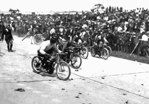Start eines Motorradrennens auf der Opel-Bahn in den 1920er-Jahren.