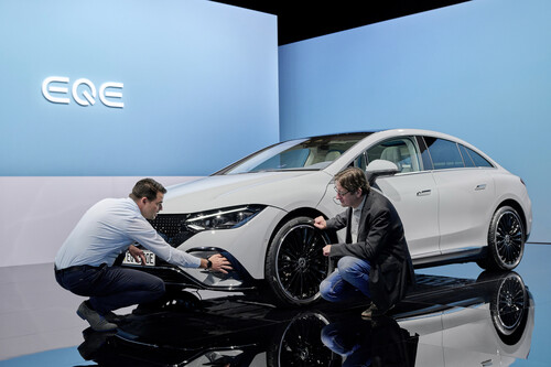 Mercedes-Benz-Entwicklungschef Holger Enzmann und unser Autor Guido Borck (rechts) am Mercedes EQE.