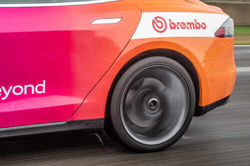 Brembo demonstriert sein Sensify-Bremssystem.