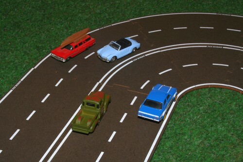 Spielstraßensystem „My Roads“: Ein vierspuriger Ausbau ist dank zwei unterschiedlicher Kurvenradien möglich.
