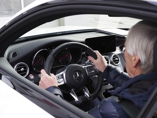 Autor Bernd Ostmann testet die digitale Lenkung des Mercedes-AMG C63 Space Drive von Schaeffler-Paravan.